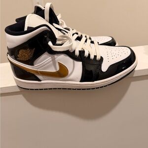 Jordan Men's Black, White, and Gold Sneakers